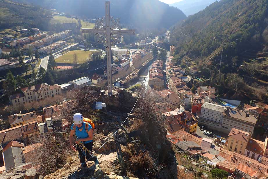 la cruz en lo alto de la ferrata de Ribes de Freser