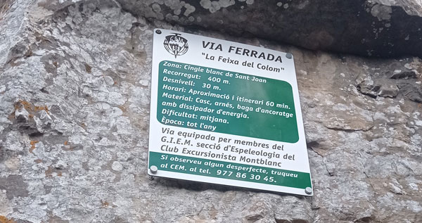 Inicio de la Vía Ferrata de la Feixa del Colom en Montblanc, Tarragona, mostrando el diédrico inicial bien equipado