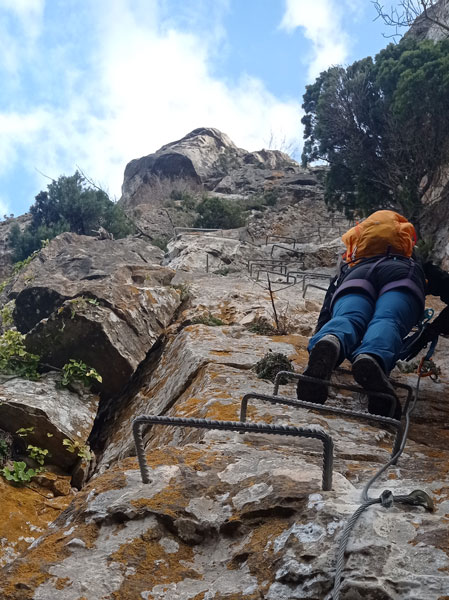 Inicio de la Vía Ferrata de la Feixa del Colom en Montblanc, Tarragona, mostrando el diédrico inicial bien equipado