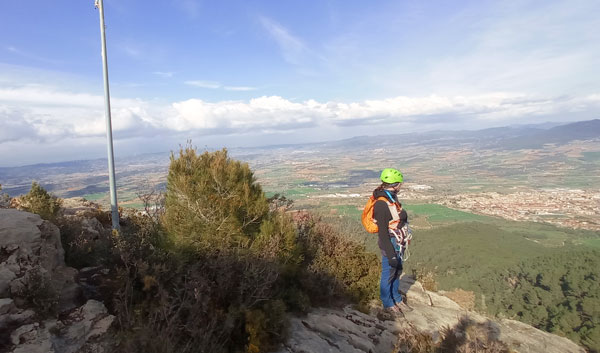 Tramo inacabado de la Vía Ferrata de la Feixa del Colom con cable de vida cortado, evidenciando la historia inacabada de la ruta.