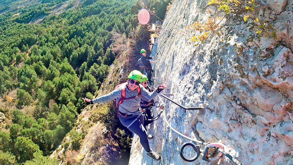 Punto de descanso en la Vía Ferrata de Les Roques de l’Empalomar, ofreciendo un momento de tranquilidad y vistas impresionantes